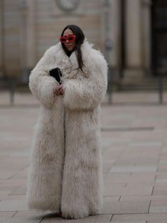 Long Fur Coat Outfit, Fur Coat Outfit, Fur Jacket Women, Long Fur Coat, Fall Trend, Fluffy Coat, Trend 2024, Coat Outfit, Coats Women