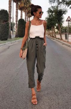 Calça cargo, blusa branca de alcinha e sandália rasteira. Fii Puternic, Summer Outfit Guide, Chic Summer Style, Summer Outfits Women Over 40, Mode Casual, Outfit Trends, Green Pants, Casual Summer Outfits