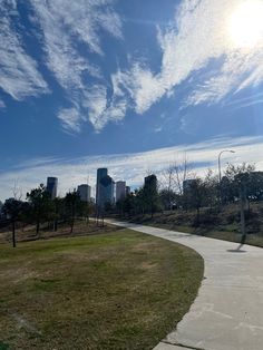 Buffalo Bayou Park with the Houston skyline in the background City Aesthetic Houston, Houston Scenery, Woodlands Houston Texas, Houston Texas Skyline, Mood Pics, Country Roads, Road