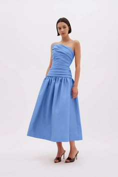 Iconic ruching fuses with ladylike pleating to define the Banks dress. Pictured in stretch-taffeta, it has a subtly asymmetric bodice before extending to a voluminous skirt. The strapless design will really mesmerise onlookers and party guests. Internal fitted bodice Asymmetrical neckline Gathered A-line midi skirt Fabric gathers at bust Back zip closure Runs true to size, we recommend taking your usual size. Model is 5'10 and wears a Rachel Gilbert Size 1 [AU/UK 8 | US 4] Cocktail Wedding Attire, Wedding Guest Summer, Voluminous Skirt, Bridal Party Outfit, Italian Riviera, Rachel Gilbert, Guest Attire, Taffeta Dress, Cocktail Attire