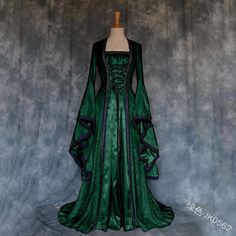 Luxury Medieval Costume For Costume Party, Green Medieval Dress Dragon, Medieval Theme, Gaun Abad Pertengahan, Celtic Dress, Vampire Dress, Vampire Bride, Vestidos Retro, Bride Costume