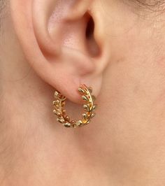 Medium size Olive Leaf Gold Hoop Earrings. Very chic and elegant! ✨✨ Show its quality, shines everywhere you go! Friendly with allergic skins 🍃 Perfect fit for active life, you can wear it while doing sports, sleeping, showering or swimming, never gets tarnished! ️️ Diameter ~ 0.71 inch (outer shell), ~1.8 cm These earrings arrive in a charming gift package wrapped with love ❤️ . . . . . . . . . . . . . . . . . . . . . . . . . . . . . . . . . . . . . . . . . . ★ You can check out other lovely c Leaf Hoop Earrings, Mini Earrings Gold, Beautiful Bridal Jewelry, Chunky Gold Hoop Earrings, Chunky Earrings, Gold Leaf Earrings, Mini Hoop Earrings, Chic And Elegant, Olive Leaf