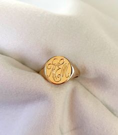 Signet Ring Engraving Ideas, Classic Lettering, Ring Aesthetic, Hand Meaning, Chuck Bass, Lettering Styles, Ring Ideas, Initial Ring