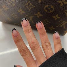 Square French Tips Short, Short Square Black French Tip Nails, Short Nails Black French Tip, Black French Short Nails, Black Short French Tip Nails, Short Black French Nails, Black Chrome French Tip Nails, Short Black French Tip, Short Black Nail Designs