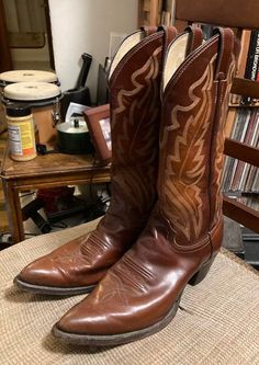 Brown Justin super-pointy-toed cowboy boots.  Heels in decent shape.  Some white spots that can be cleaned off.  These here are some dancin' boots! Cowboy Boots Brown, Justin Cowboy Boots, Pointy Boots, Brown Cowboy Boots, Cowboy Boots Women, Boots Heels, Milwaukee Wi, Cowboy Western, Cow Boy