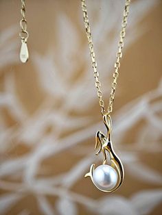 Mermaid-shaped pendant necklace with freshwater pearl, carefully crafted with 18k gold and sterling silver. It is an elegant and sophisticated jewel with a delicate chain, which complements the softness and shine of the pearl. This type of necklace is perfect for both special occasions and everyday wear, as it provides a touch of sophistication and elegance. A perfect gift for bridesmaids or the person you love or feel very special about, or treat yourself to this wonderful piece of jewelry that is so simple and wonderfully elegant. In addition, the freshwater pearl is a symbol of purity and beauty, which adds emotional value to the jewel. A perfect gift for your mom and for birthdays. WHY CHOOSE OUR NECKLACE: They are not just a beautiful piece of jewelry; They are also a style statement. Pearl Pendant Designs, Simple Pearl Pendant, Genuine Pearl Necklace, Single Pearl Necklace, Single Pearl, Etsy Bridesmaid Gifts, Necklace Minimalist, Pearl Pendant Necklace, Handmade Gold