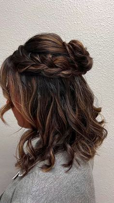 Hair braids are a true classic. This hairstyle has always been there for us and it seems like it's not planning to go out of style anytime soon. Cute Hairstyles For Medium Hair Brunette, Wedding Hairstyles For Medium Length Curly Hair, Hair For Prom Medium Length, Semi Formal Hair Ideas, Prom Hair Inspo Short Hair, Bridesmaid Hairdo Half Up, Medium Length Brown Hair Styles, Hair Ideas For Formal, Hair Styles For Prom Up