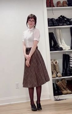 Law Work Outfits, Librarian Pose Reference, Hot Librarian Style, Officecore Outfit, Long Office Skirt, Dark Academia Poses, Vintage French Outfit, Office Aesthetic Outfit, Nora Outfit