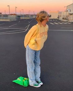 Yellow Crewneck Outfit, Jeans And Crewneck Outfit, Baggy Jumper Outfit, Yellow Jumper Outfit, Yellow Converse Outfit, Jeans And Jumper Outfit