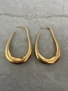 The Oblong earring is perfect for any occasion. It can be worn to make a statement or is also great for daily wear. Measurements: Height: 5.96cmWidth: 3.89cm Gold Earrings Aesthetic, Good Earrings, Gold Statement Jewelry, Earrings Aesthetic, Funky Earrings, Earrings Inspiration, Jewelry Essentials, Handmade Wire Jewelry