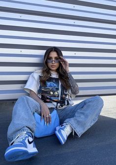 Jordan Retro 1 Outfits Women, Streetwear Poses Photo Ideas, Outfits With Jordan 1s, Streetwear Poses, Air Jordan Retro 1 High, Street Fashion Photoshoot, Streetwear Photoshoot, Styling Jordans, Air Jordan Retro 1