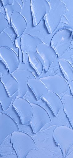 the paint is blue and white with lots of drops of water on it's surface