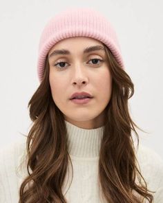 Ajoutez la touche finale à votre tenue hivernale avec cette jolie tuque en tricot dotée d'un large ourlet à revers côtelé. - Tricot extensible - Large ourlet à revers côtelé - Taille unique Yoga Jeans, Cute Beanies, Maternity Shops, Women's Coats & Jackets, Mens Outerwear, New Tops, Winter Style, Coats Jackets Women, Mens Coats