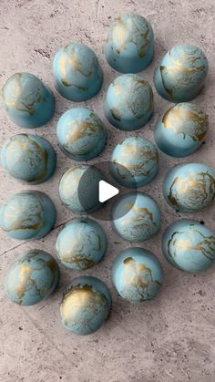 blue and gold marbles arranged in the shape of a circle, with an arrow pointing at them