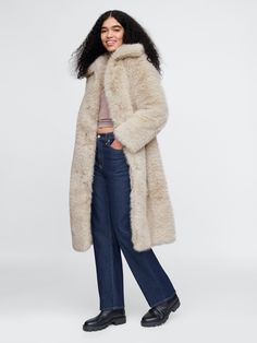 Soft faux fur coat.  Over Leopard Print Faux Fur Coat Outfit, Winter Coat Trends, Paris And Nicole, York Christmas, Xmas 2024, Coat Trends, Nice Outfits, Ruffle Shirt, Ski Trip