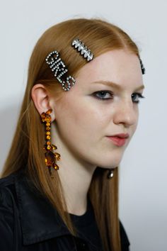 Accessoires cheveux : ces bijoux de tête qui nous font complètement craquer - #bijoux #accessoire #cheveux #aufeminin #beauté #coiffure Ear Cuff, Fort, Cuff, Band