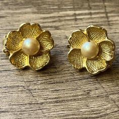 Vintage 50s Gold Tone Floral Faux Pearl Clip-On Earrings Unsigned  Vintage 50s-60s  Gold Tone - Pearl  Clip On  Costume Jewelry Approximately 1 inch in diameter 1950s Accessories, 60s Earrings, 50s Jewelry, Silver Ombre, Vintage Jewlery, Floral Earrings, Vintage Earrings, Clip On, Costume Jewelry