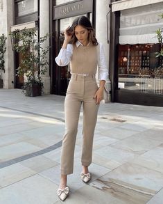 Elegantes Outfit Damen, Smart Casual Work Outfit, Business Outfits Women, Beige Pants, Business Casual Outfits For Work, Casual Work Outfit