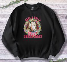 Das perfekte Weihnachtssweat für jeden Fan von Dolly Parton. Ein Unisex-Sweatshirt mit Rundhalsausschnitt ist ideal für jede Situation und bietet puren Komfort. Diese Kleidungsstücke bestehen aus Polyester und Baumwolle. Diese Kombination lässt Designs frisch und schön aussehen. Der Kragen ist gerippt gestrickt, so behält er auch nach dem Waschen seine Form. Diese Pullover haben keine juckenden Seitennähte. .: Hergestellt aus einer mittelschweren Stoffmischung aus 50% Baumwolle und 50% Polyester Dolly Christmas, Dolly Shirt, Holly Dolly, Dolly Parton, Country Christmas, Christmas Sweatshirts, Cut And Style, Unisex Sweatshirt, Halloween Shopping