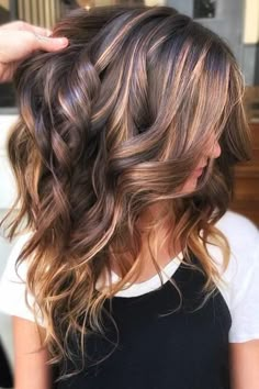 Trending Hair Highlights 2023, Fall Hair Colors For Blondes Straight, Fall2023 Hair, Spring 2023 Hair Color Trends, 2023 Spring Hair Trends, 2023 Fall Hair Trends, Spring Hair Color Ideas For Brunettes, Ribbon Highlights, Ash Brunette