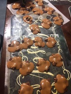 there are many cookies that have been made to look like bears