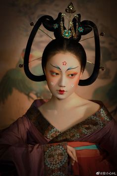 Tang Dynasty Hair, Chinese Opera Makeup, Traditional Asian Hairstyles, Opera Makeup, Ancient China Clothing, Star Wars Dress, Night Of The Demons