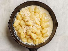 macaroni and cheese in a skillet on a white tablecloth, top view