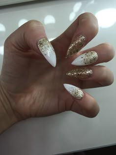 White Nails With Gold, Year Nails, Wedding Nail Art Design, Nails Holiday, Glitter Nails Acrylic, Gold Glitter Nails, White Glitter Nails, Ombre Nails Glitter