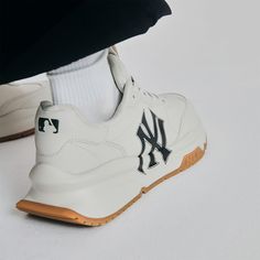 MLB Chunky Runner Basic Yankees 'Beige White Navy' 3ASHCRB3N-50CRS Mlb, Fashion Shoes, Navy, Sneakers, White