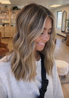 Light Brunette Hair, Rambut Brunette, Summer Blonde Hair, Brown Hair Inspo, Brunette Hair With Highlights, Dirty Blonde Hair, Brown Hair Balayage, Dark Blonde Hair, Blonde Hair Inspiration