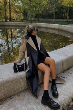 How To Style Loafers Women, Slip Dress Outfit Fall, Loafers Outfit Ideas, Loafer Outfits Women, How To Style Loafers, Penny Loafers Outfit, Black Loafers Outfit