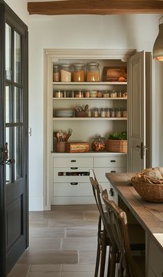 the kitchen is clean and ready to be used for dinner or lunchtime, with plenty of storage