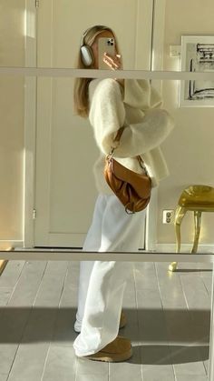 Aesthetic Classic Outfits, New York Old Money Aesthetic Outfits, Crochet Sweater Outfit Aesthetic, White Cold Outfits, Influencer Fall Fashion, Cozy College Class Outfits, Black Heel Summer Outfit, Aesthetic Dressy Outfits, Cute Winter Jeans