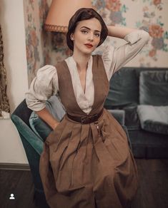 Gaun Abad Pertengahan, Sweatshirt Romper, Dr Quinn, Men At Work, Instagram Men, Lena Hoschek, Old Fashion Dresses, Look Retro, Sweater Outfit