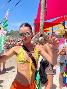 Btv Festival Outfits, Pitch Festival Outfits, Bonnaroo Outfits Festival Looks, Pitch Festival, Laneway Festival, Dresses For Festivals, Coachella Outfit Ideas, Outfits Coachella, Feather Accessories