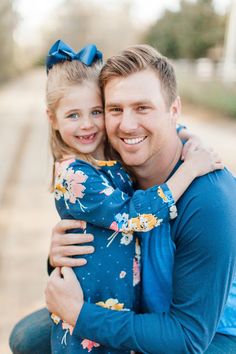 6 year old girl photo ideas and poses photography | father and daughter images #photography #capturedbycolson | the journey of parenthood Father And Daughter Images, Children Photography Poses, Outdoor Family Photos