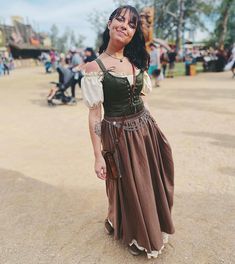 Highlander Ren Faire, Womens Ren Faire Costume, Festival Corset Outfit, Ren Faire Wench, Ren Faire Costume Women Fairy, Ren Faire Hobbit, Ren Fair Corset, Renfaire Outfit Couple