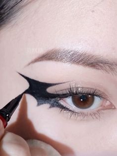 Easy bat eyeliner makeup tutorial🦇 #halloweenmakeup | Instagram Halloween Inspired Makeup Easy, Halloween Makeup Bat Eyes, Bat Eyeliner Halloween, Bat Inspired Makeup, Bat Eyeliner Tutorial, Goth Eyeliner Tutorial, Goth Makeup Easy, Vampire Eyeliner, Bat Costume Makeup