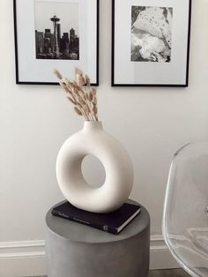 Interior design inspiration: Bring your room to life with this modern minimalist white halo vase. This ceramic vase is versatile and can be filled with water for fresh flowers, used for dried pampas grass, flowers or other dried floral arrangements. The design is simple, inspired by our everyday snack, a donut with the intention of making a fun yet elegant decor. - Flower vase, ceramic vase, donut vase, round vase, decoration Cute Vases Decor, Minimal Vase Decor, H M Home Decor H&m, Black Vase Decor, Ceramic Vase Decor, Sofa Neutral, Minimalism Room, Vase Decorating Ideas, Interior Design Minimalist