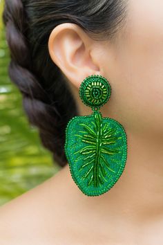 Aretes bordados en mostacillas y canutillos. Aretes Monstera. Tropical Earrings, Leaves Earrings, Tropical Leaves, Statement Earrings, Ear Cuff, Cuff, Drop Earrings