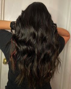 Red Tinsel In Brown Hair, Tinsels In Black Hair, Red Hair Tinsel Brunette, Dark Hair Tinsel, Tinsel Dark Hair, Hair Tinsel Brunette Ideas, Hair Tinsel Dark Hair, Dark Hair With Tinsel, Tinsel Hair Black