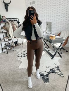 Brown Faux Leather Leggings Outfit, Brown Leather Leggings Outfit, Cropped Tank Top Outfit, Brown Leather Leggings, Black Puffer Vest Outfit, Winter Outfits Casual Leggings, Faux Leather Leggings Outfit, Leggings Outfit Winter