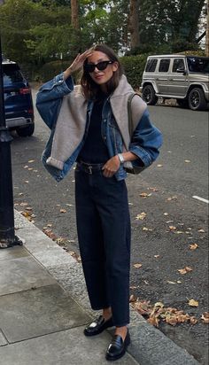 Barrel Leg Jeans Outfit, Chique Outfit, Style Parisienne, Paris Mode, Looks Street Style, Outfit Trends, Outfit Inspo Fall, Looks Style