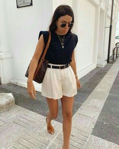 Look de verão para mulheres de Estilo Elegante. Ainda não sabe seu estilo? Descubra no Resolva Meu Estilo! Europe Outfits, Italy Outfits, Looks Chic, Summer Fashion Outfits, Summer Fits, Casual Summer Outfits, Looks Style, Outfit Casual, Outfits Casuales