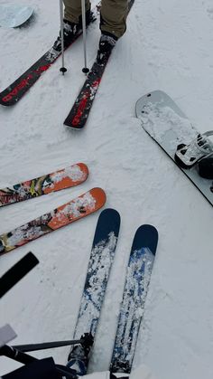 there are many skis and snowboards in the snow