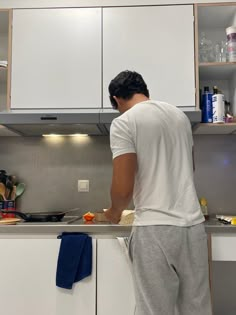 Boyfriend couple instagram cooking date night cute ideas inspo aesthetic fashion minimal Noah Riley, Man Cooking, Dream Boyfriend, Twisted Series, It Ends With Us, The Perfect Guy, Future Boyfriend, Cooking Dinner