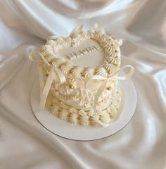 Classy White Birthday Cake, Beige Heart Cake, Cake Boxes Diy, Golden Birthday Cakes, Heart Birthday Cake, Bolo Vintage, 25th Birthday Cakes, White Birthday Cakes, Champagne Birthday