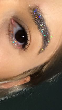 Makeup Ideas Eyeliner, Pearl Makeup Looks, Stone Makeup, Shine Makeup, Pearl Makeup, Glitter Makeup Tutorial, Maquillage On Fleek, Concert Makeup, Windows To The Soul