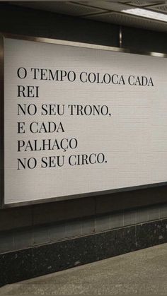 an advertisement on the side of a building that says no tempo coloca cada