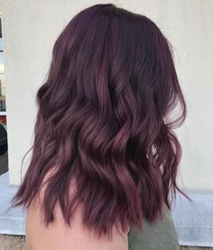 Burgundy Hair Dark, Pelo Color Borgoña, Shades Of Burgundy Hair, Dark Purple Hair Color, Dark Chocolate Hair, Purple And Brown, Hair Tint, Chocolate Hair